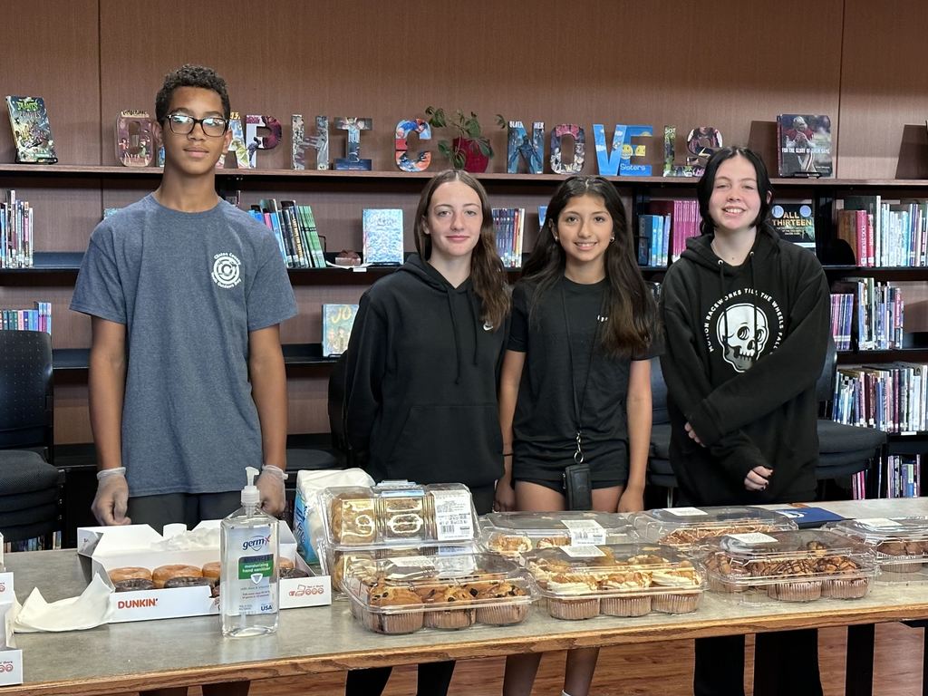 CMS Students serving breakfast